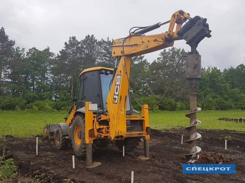 Фото Аренда экскаватора-погрузчика с ямобуром