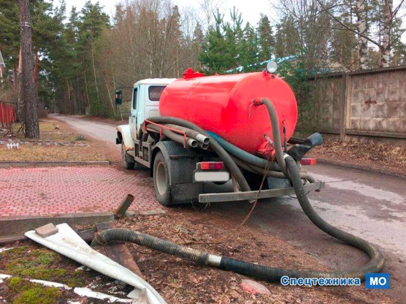 Откачка заокский. Комби 4000 ассенизатор. Ассенизатор выкачка канализации. Машина для откачки канализации. Машина для выкачки канализации.