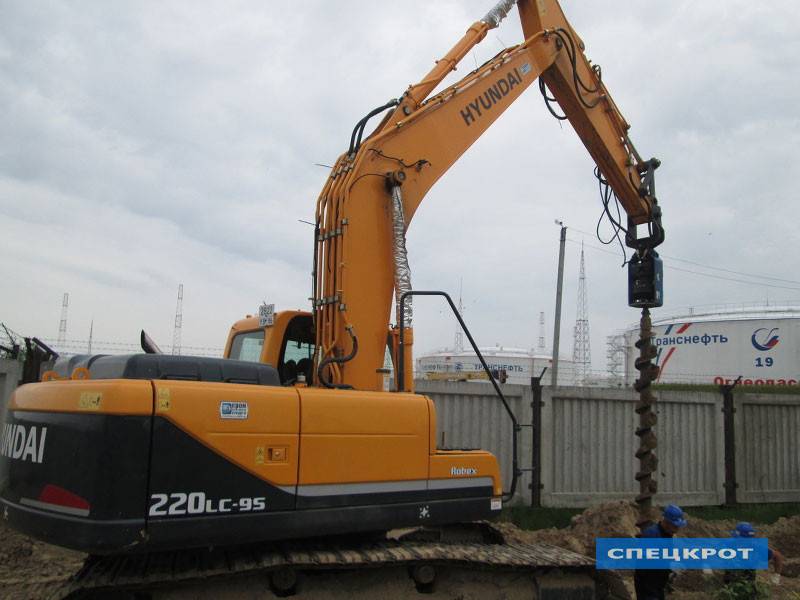 Фото Аренда гусеничного экскаватора с ямобуром